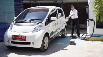 Mitsubishi Serahkan i-MiEV Dukung Studi Energi Baru Terbarukan