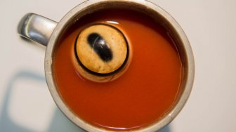 Bola mata domba yang disajikan mengambang dalam jus tomat ala Mongolia dipamerkan pada acara Disgusting Food Museum atau Museum Makanan Menjijikan di Nantes, Perancis, Rabu (24/9). [LOIC VENANCE/AFP]