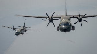 Pesawat CN 295 yang tergabung dalam Sembrani Flight Skadron Udara 2 Halim Perdanakusuma melakukan terbang formasi dalam rangka gladi bersih HUT ke-74 TNI di langit Purwakarta, Jawa Barat, Kamis (3/10). [ANTARA FOTO/Raisan Al Farisi]