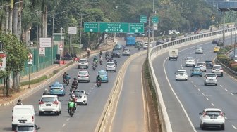 Jalan Gatot Subroto, Jakarta kini ramai oleh kendaraan bukan lagi massa demonstran setelah dibuka pada Kamis (3/10/2019). (Suara.com/Arya Manggala)