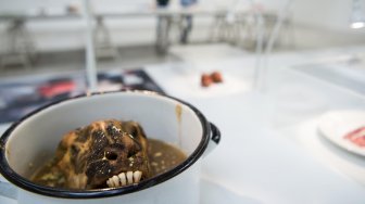 Kale pache atau kepala domba yang direbus khas Iran dipamerkan di Disgusting Food atau Museum Makanan Menjijikan di Nantes, Perancis, Rabu (24/9). [LOIC VENANCE/AFP]