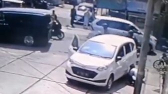 Korban Sedang Ganti Ban, Dua Pria Rampok Tas Berisi Uang di Dalam Mobil