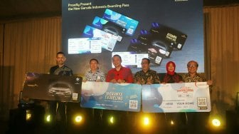 Presiden Direktur BMW Indonesia Ramesh Divyanathan, CEO Erajaya Hasan Aula, Direktur Utama Garuda Indonesia Ari Askhara, Komisaris Independen Garuda Indonesia Herbert Timbo P Siahaan, Direktur Consumer Service Telkom Indonesia Siti Choiriana, dan Komisaris Garuda Indonesia Sahala Lumban Gaol berfoto bersama saat peluncuran Boarding Pass Garuda Indonesia di Jakarta, Rabu (2/10). [Suara.com/Arya Manggala]

