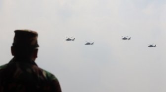 Salah satu aksi prajurit TNI Angkatan Udara saat gladi resik HUT TNI ke-74 di Lanud Halim Perdanakusuma, Kamis (3/10/2019). (Suara.com/Angga Boedhijanto)