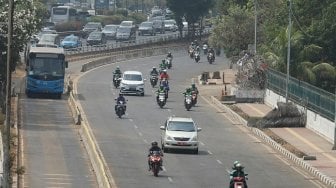 Sejumlah kendaraan melintas di Jalan Gatot Subroto, Kamis (3/10/2019) usai ditutup selama sepekan karena aksi demo di gedung DPR RI. (Suara.com/Arya Manggala)