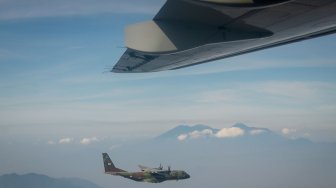 Pesawat CN 295 yang tergabung dalam Sembrani Flight Skadron Udara 2 Halim Perdanakusuma melakukan terbang formasi dalam rangka gladi bersih HUT ke-74 TNI di langit Purwakarta, Jawa Barat, Kamis (3/10). [ANTARA FOTO/Raisan Al Farisi]