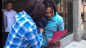 Tepergok Mesum di Kos saat Ramadan, Wanita Ini Mewek Ngumpet di Kamar Mandi