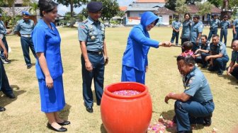 Belasan Personel Lanal Denpasar Jalani Prosesi Kenaikan Pangkat
