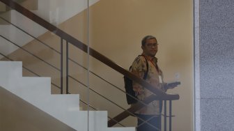 Mantan Gubernur Jawa Barat, Ahmad Heryawan bersiap melakukan pemeriksaan di Gedung KPK, Jakarta, Jumat (4/10). [Suara.com/Angga Budhiyanto]