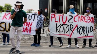 Sejumlah massa dari Wahana Lingkungan Hidup Indonesia (WALHI) melakukan unjuk rasa di depan Gedung KPK, Jumat (4/10). [Suara.com/Annga Budhiyanto]