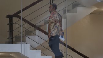 Mantan Gubernur Jawa Barat, Ahmad Heryawan bersiap melakukan pemeriksaan di Gedung KPK, Jakarta, Jumat (4/10). [Suara.com/Angga Budhiyanto]