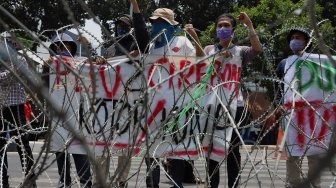 Sejumlah massa dari Wahana Lingkungan Hidup Indonesia (WALHI) melakukan unjuk rasa di depan Gedung KPK, Jumat (4/10). [Suara.com/Annga Budhiyanto]