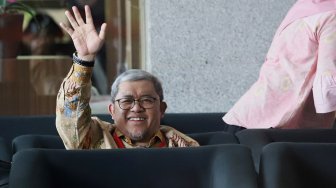 Mantan Gubernur Jawa Barat, Ahmad Heryawan bersiap melakukan pemeriksaan di Gedung KPK, Jakarta, Jumat (4/10). [Suara.com/Angga Budhiyanto]