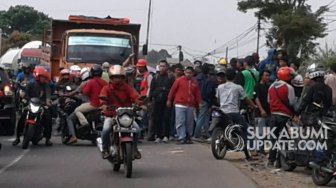 Tawuran Pelajar Pecah Di Cicurug, Jalan Nasional Macet Parah