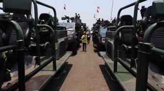 Sejumlah warga menaiki tank milik TNI yang terparkir di Landasan Udara Halim Perdanakusuma, Jakarta Timur, Sabtu (5/10). [Suara.com/Angga Budhiyanto]