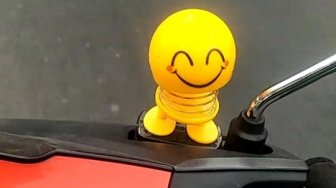 Diterpa Angin Kencang, Goyangan Boneka Emoji di Motor Ini Bikin Salah Fokus