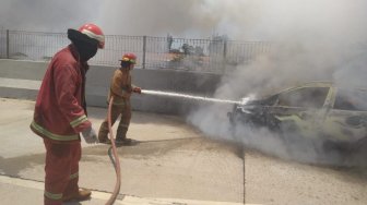 Mobil Terbakar di Tol Kukusan 2 Depok, Sopir Panik Sembari Dorong Pintu