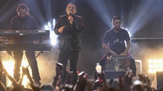 Penyanyi Didi Kempot tampil membawakan sejumlah lagu hits-nya pada hari pertama Synchronize Fest 2019 di  Gambir Expo, Kemayoran, Jakarta, Jumat (4/10). [ANTARA FOTO/Muhammad Adimaja]