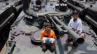 Begini Ekspresi Warga Naik Tank di HUT ke-74 TNI