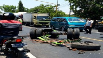 Jalur Tengkorak! Sedan Tabrak Truk Bermuatan di Nganjuk, Gardan Sampai Lepa