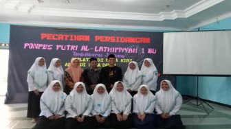 Wawasan : Santri Bahrul Ulum Gelar Pelatihan Teknik Persidangan