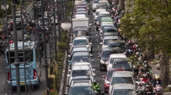 Suasana antrean pengendara yang melintas di kawasan Kota Bandung, Jawa Barat, Minggu (6/10). [ANTARA FOTO/Novrian Arbi]