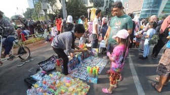 Sejumlah Pedagang Kaki Lima (PKL) berjualan di kawasan Car Free Day (CFD), Bundaran HI, Jakarta, Minggu (6/10). [Suara.com/Arya Manggala]