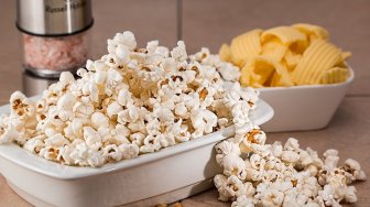 Terlihat Ringan Dijadikan Camilan, Ternyata Ini Jumlah Kalori Mengejutkan dari Popcorn