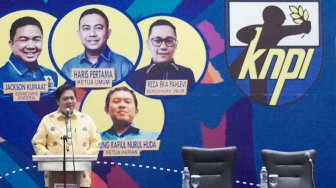 Menteri Perindustrian yang juga Ketua Umum Partai Golkar Airlangga Hertarto, memberi arahan saat menutup Rapat Kerja Nasional (Rakernas) dan Orientasi DPP KNPI di Jakarta, Minggu (6/10)[Suara.com/Oke Atmaja]
