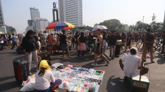 Sejumlah Pedagang Kaki Lima (PKL) berjualan di kawasan Car Free Day (CFD), Bundaran HI, Jakarta, Minggu (6/10). [Suara.com/Arya Manggala]