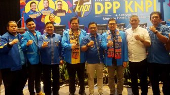 Menteri Perindustrian yang juga Ketua Umum Partai Golkar Airlangga Hartarto, berfoto bersama saat menutup Rapat Kerja Nasional (Rakernas) dan Orientasi DPP KNPI di Jakarta, Minggu (6/10). [Suara.com/Oke Atmaja]
