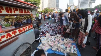 Sejumlah Pedagang Kaki Lima (PKL) berjualan di kawasan Car Free Day (CFD), Bundaran HI, Jakarta, Minggu (6/10). [Suara.com/Arya Manggala]