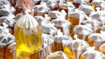 Larang Dijual Curah, Mendag Pastikan Harga Minyak Goreng Kemasan Tak Mahal