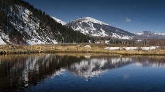 Potret Cantik Pegunungan Altai, Ironi Ladang Sampah Antariksa