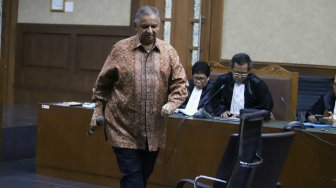 Terdakwa kasus dugaan suap proyek PLTU Riau-1 yang juga mantan Dirut PLN Sofyan Basir saat mengikuti sidang pembacaan tuntutan di Pengadilan Tipikor, Jakarta, Senin (7/10).  [Suara.com/Arya Manggala]