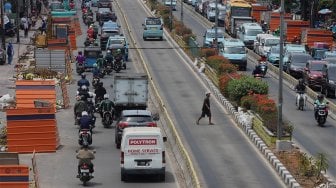 Sejumlah kendaraan melintas di samping proyek galian utilitas terpadu di Jalan Otto Iskandar Dinata, Jakarta Timur, Senin (7/10). [Suara.com/Angga Budhiyanto]