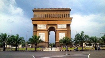 Heboh! Satu Keluarga Salat di Halaman Monumen Simpang Lima Gumul Kediri, Tuai Pro dan Kontra