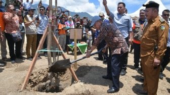 Tinjau Pembangunan di Palu, JK Tanam Pohon 'Penyelamat' saat Terjadi Tsunami