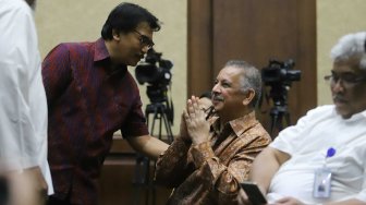 Terdakwa kasus dugaan suap proyek PLTU Riau-1 yang juga mantan Dirut PLN Sofyan Basir saat mengikuti sidang pembacaan tuntutan di Pengadilan Tipikor, Jakarta, Senin (7/10).  [Suara.com/Arya Manggala]