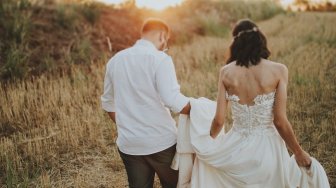 Salut, Pengantin Ini Hentikan Sesi Foto Pernikahan untuk Bantu Kecelakaan