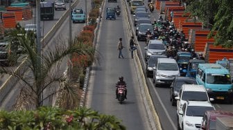 Sejumlah kendaraan melintas di samping proyek galian utilitas terpadu di Jalan Otto Iskandar Dinata, Jakarta Timur, Senin (7/10). [Suara.com/Angga Budhiyanto]