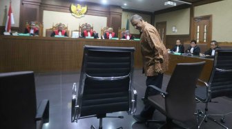 Terdakwa kasus dugaan suap proyek PLTU Riau-1 yang juga mantan Dirut PLN Sofyan Basir saat mengikuti sidang pembacaan tuntutan di Pengadilan Tipikor, Jakarta, Senin (7/10).  [Suara.com/Arya Manggala]