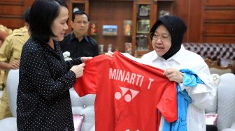 Bantu Museum Olahraga, Legenda Bulutangkis Sumbang Kaos Bersejarah ke Risma