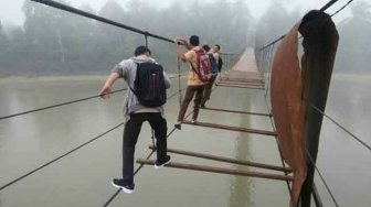 Seberangi Jembatan Maut, Pelajar di Bungo Bertaruh Nyawa ke Sekolah