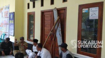 Warga Desa Cidahu Cibitung Segel Kantor Desa