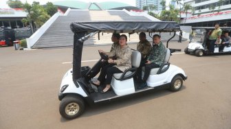 Ketua DPR Puan Maharani bersama para Wakil Ketua DPR menaiki golf car untuk berkeliling meninjau beberapa tempat yang berada di dalam Kompleks Parlemen, Senayan, Jakarta, Selasa (8/10). [Suara.com/Arya Manggala]