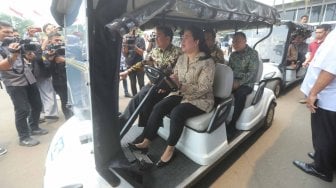 Ketua DPR Puan Maharani bersama para Wakil Ketua DPR menaiki golf car untuk berkeliling meninjau beberapa tempat yang berada di dalam Kompleks Parlemen, Senayan, Jakarta, Selasa (8/10). [Suara.com/Arya Manggala]