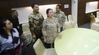 Ketua DPR Puan Maharani bersama para Wakil Ketua DPR meninjau Media Center di Kompleks Parlemen, Senayan, Jakarta, Selasa (8/10). [Suara.com/Arya Manggala]