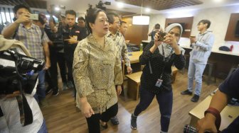 Ketua DPR Puan Maharani bersama para Wakil Ketua DPR meninjau Media Center di Kompleks Parlemen, Senayan, Jakarta, Selasa (8/10). [Suara.com/Arya Manggala]