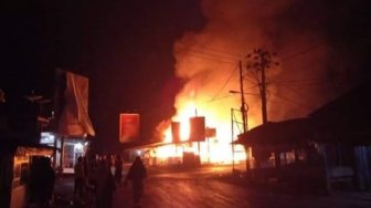 Pasar Cibaliung Terbakar, Warga Berjibaku Padamkan Api 